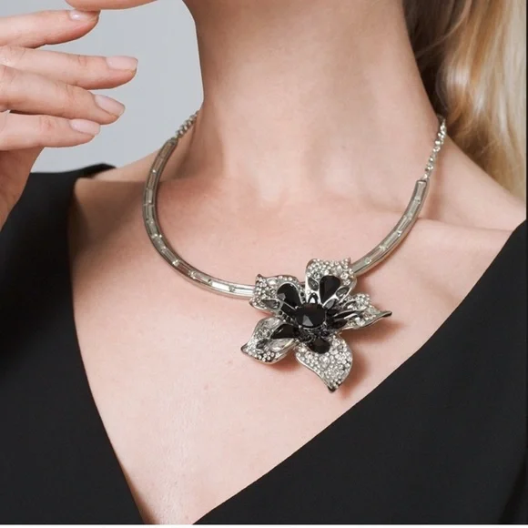 WHBM SINGLE FLOWER STATEMENT NECKLACE ( silver black ) - Picture 3 of 4